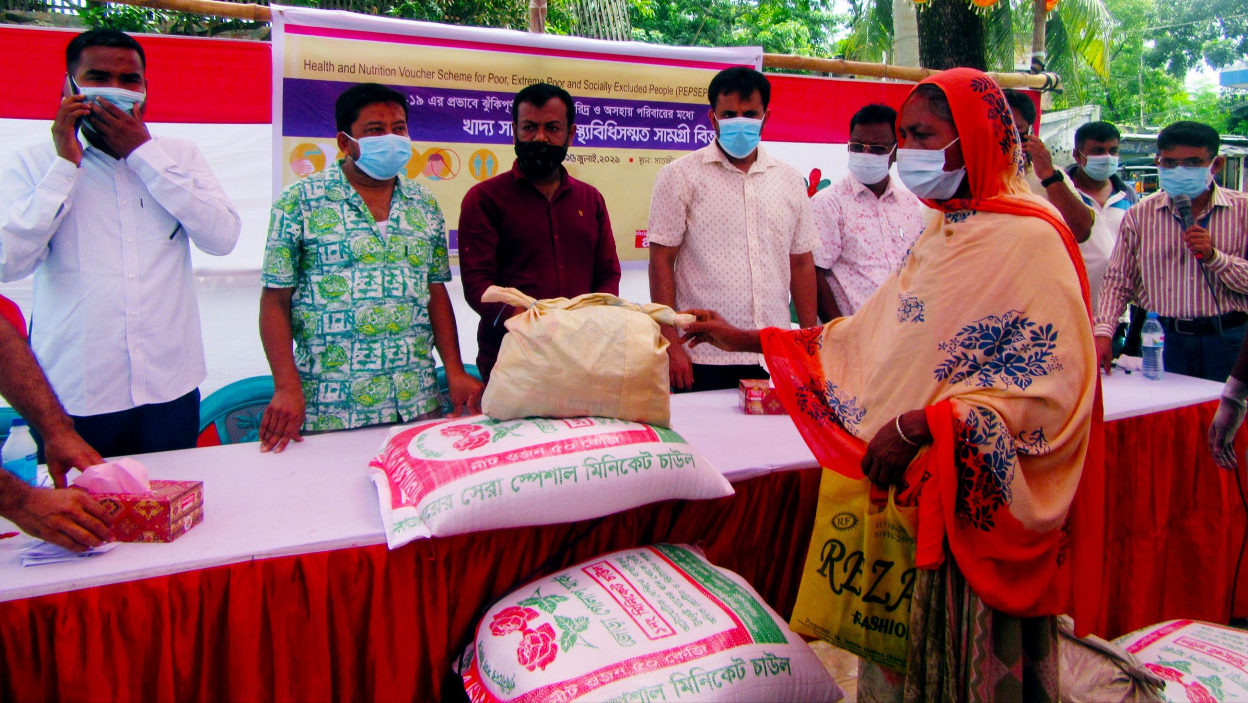 ঢাকা আহ্ছানিয়া মিশনের উদ্যোগে ১০২৫ পরিবারে খাদ্য সামগ্রী বিতরণ