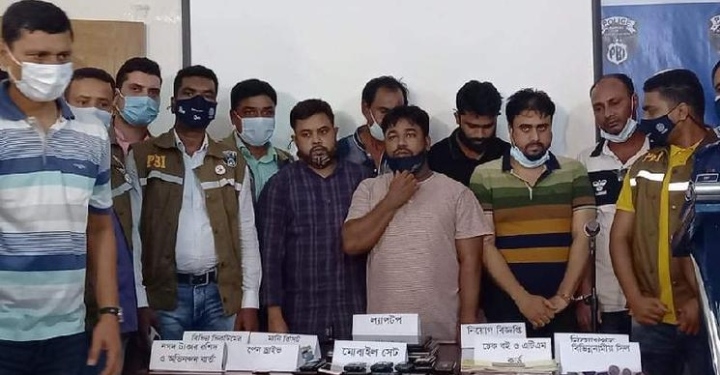 সরকারি চাকরির প্রলোভন দেখিয়ে হাতিয়ে নিতো লাখ লাখ টাকা