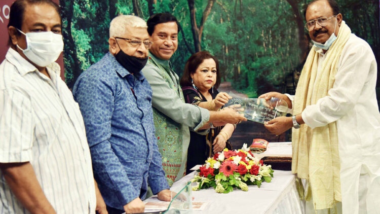 ফজলুল হক স্মৃতি পুরস্কার পেলেন কাজী হায়াৎ ও মাজহারুল ইসলাম