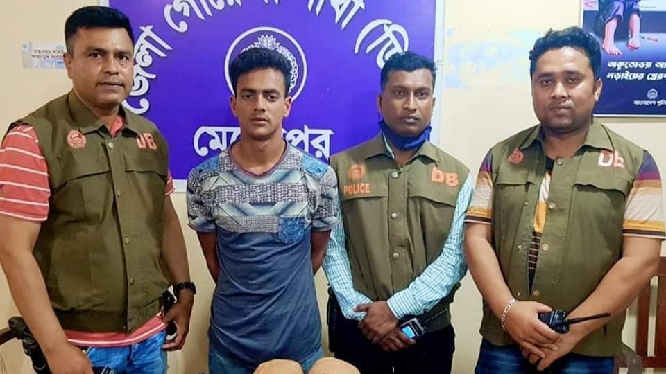 মেহেরপুরে ডিবি পুলিশের অভিযানে ২ কেজি গাঁজাসহ গ্রেফতার