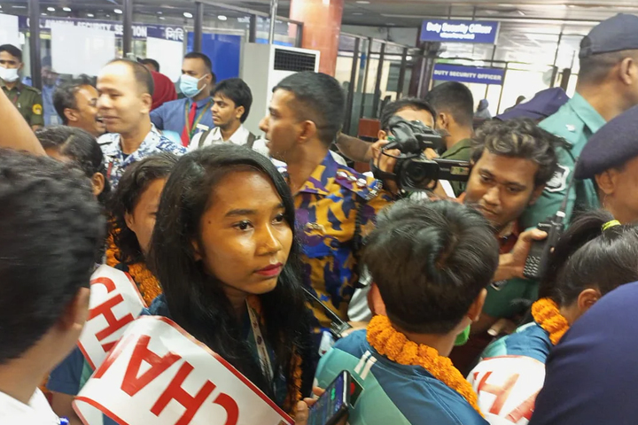 সাফজয়ী নারী ফুটবলারদের ব্যাগ থেকে টাকা চুরি