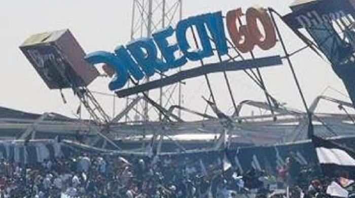 দর্শকের ওপরেই ভেঙে পড়লো স্টেডিয়াম, আহত ৪