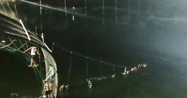 ভারতে ঝুলন্ত সেতু ভেঙে ৬০ জনের প্রাণহানি