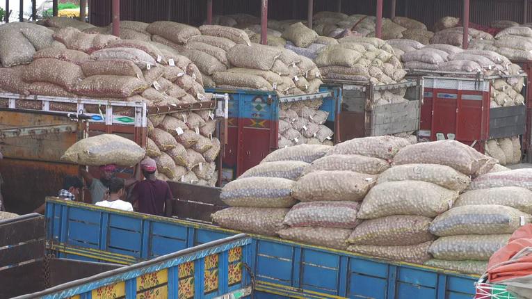 হিলি স্থলবন্দরে রেকর্ড পেঁয়াজ আমদানি