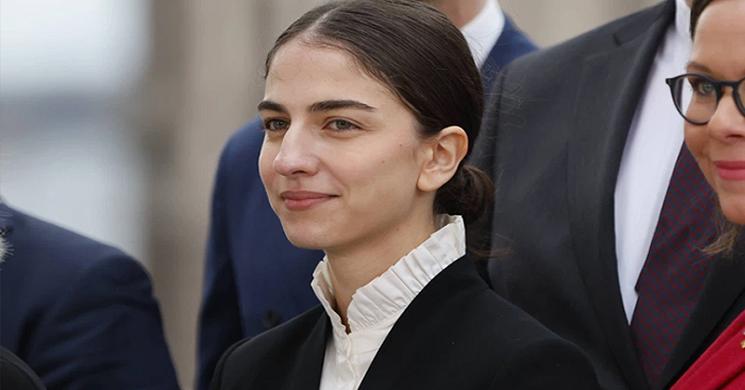 ২৬ বছর বয়সে সুইডেনের মন্ত্রী হলেন ইরানি তরুণী