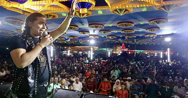 ঝড়-বৃষ্টি উপেক্ষা করে জায়েদ খানকে দেখতে মানুষের ঢল