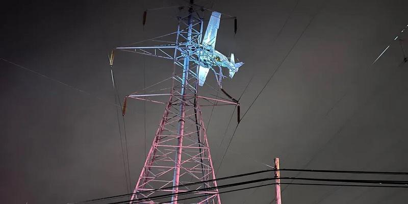 বিদ্যুতের তারের ওপর ভেঙে পড়ল বিমান, ৯০ হাজার বাড়িতে বিভ্রাট