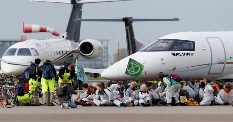 রানওয়েতে বিমান আটকে দিল শতাধিক সাদা পোশাকধারী