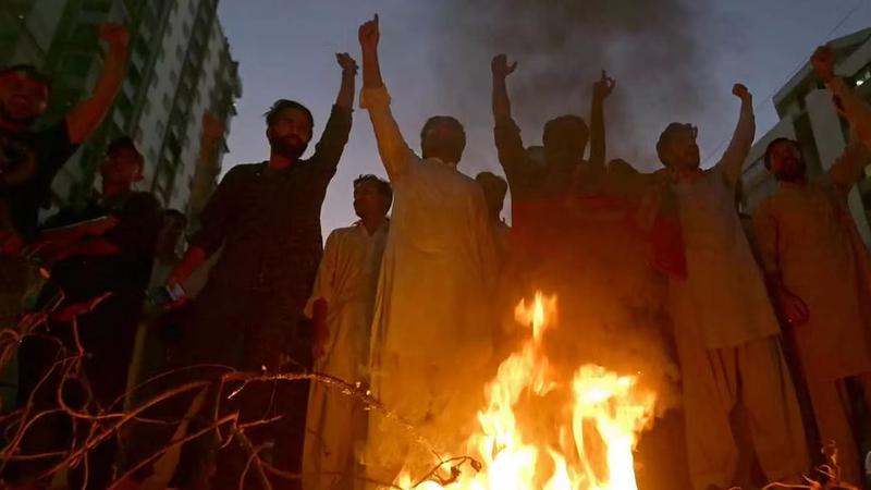 ইমরানের ওপর হামলার জেরে পাকিস্তানজুড়ে চলছে সহিংস বিক্ষোভ