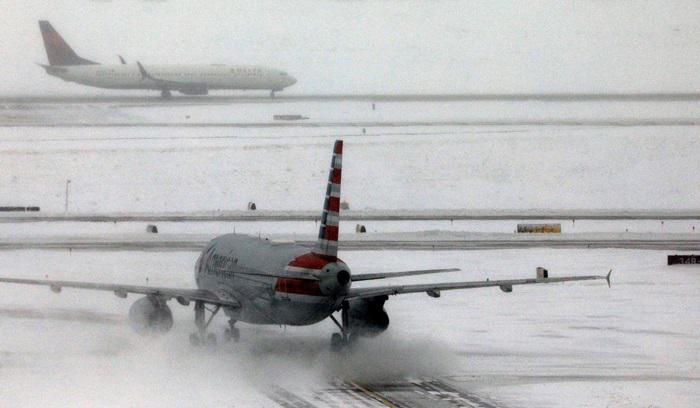 শীতকালীন ঝড়ে লন্ডভন্ড যুক্তরাষ্ট্র, ৪৪০০ ফ্লাইট বাতিল
