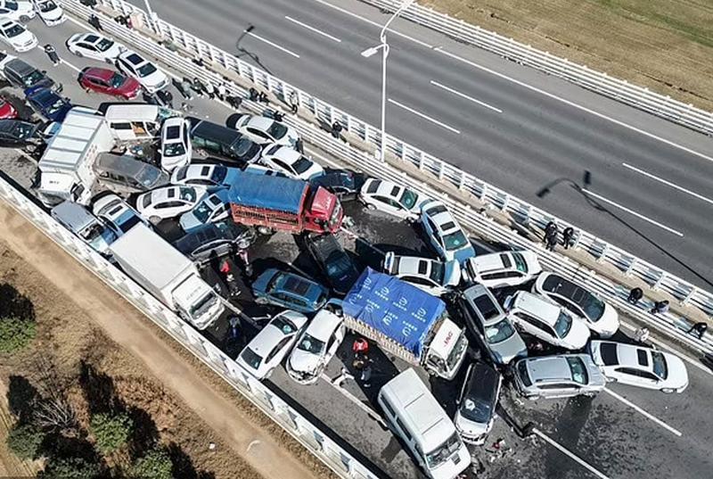 একসঙ্গে দুর্ঘটনার শিকার ২০০ গাড়ি!