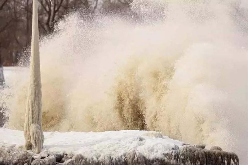 সাইক্লোন বোমার আঘাতে লন্ডভন্ড যুক্তরাষ্ট্র