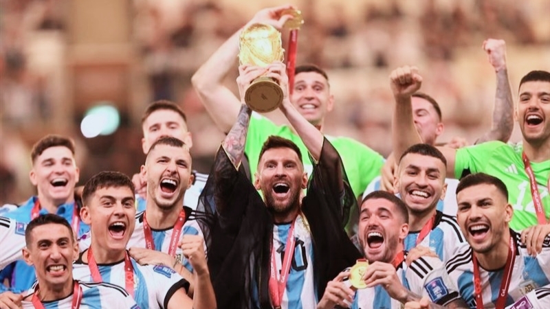 ৩৬ বছরের শিরোপা খরা ঘোচিয়ে মেসির হাতেই স্বপ্নের শিরোপা