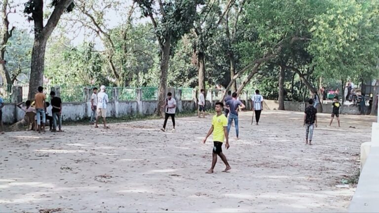 কিশোরগঞ্জের ভৈরবের লক্ষীপুরের পুরাতন ঈদগাহে চলে ক্রিকেট জুয়া