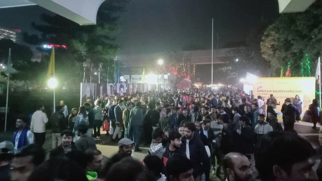 ‘সাঁতাও’ সিনেমার প্রিমিয়ারে দর্শকের ভিড়