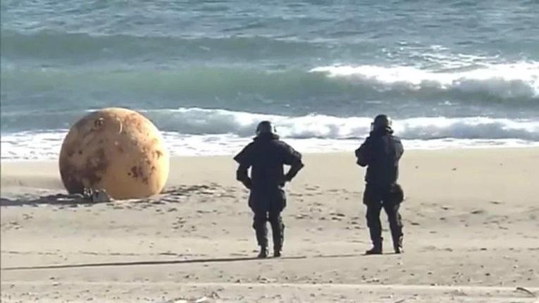 এবার জাপানের সমুদ্র সৈকতে রহস্যময় ধাতব বল!