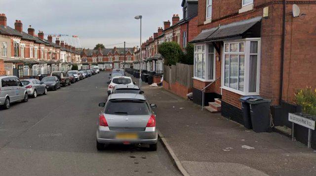 যুক্তরাজ্যে মসজিদ থেকে ফেরার পথে মুসল্লির গায়ে আগুন