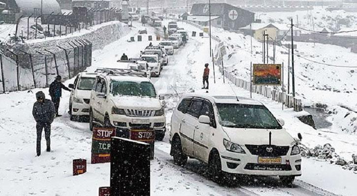 পূর্ব সিকিমে ভারী তুষারপাতে আটকা পরে আছে প্রায় ১০০০ পর্যটক