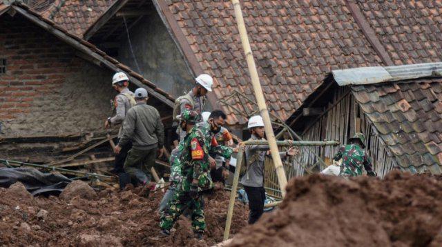 ইন্দোনেশিয়ায় ভয়াবহ ভূমিধসে ১১ জনের মৃত্যু