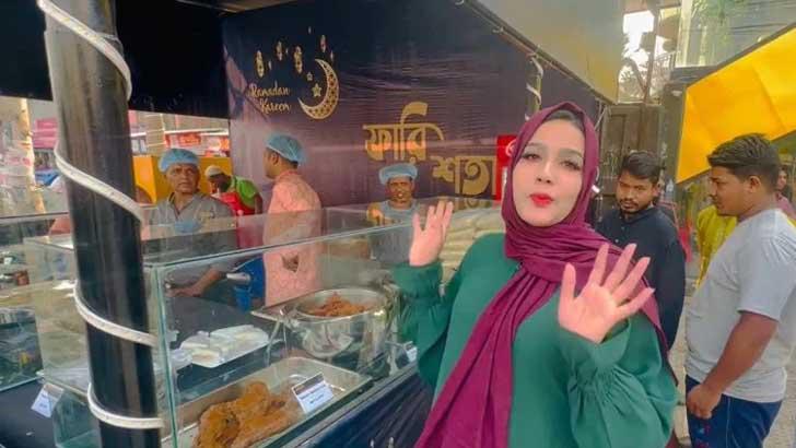 ইফতার বিক্রিতে ব্যস্ত মাহিয়া মাহি