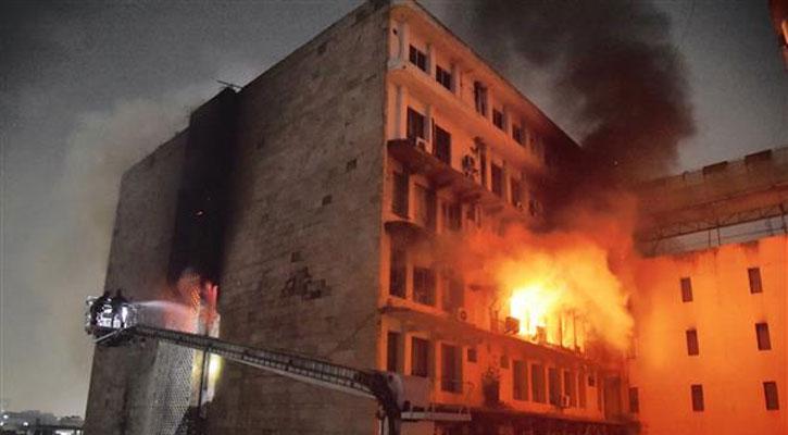 ভারতে পুড়ছে বহুতল ভবন, চার নারীসহ নিহত ৬