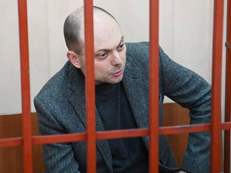 পুতিনের সমালোচকের কারাদণ্ড, সাংবাদিকতা নিষিদ্ধ