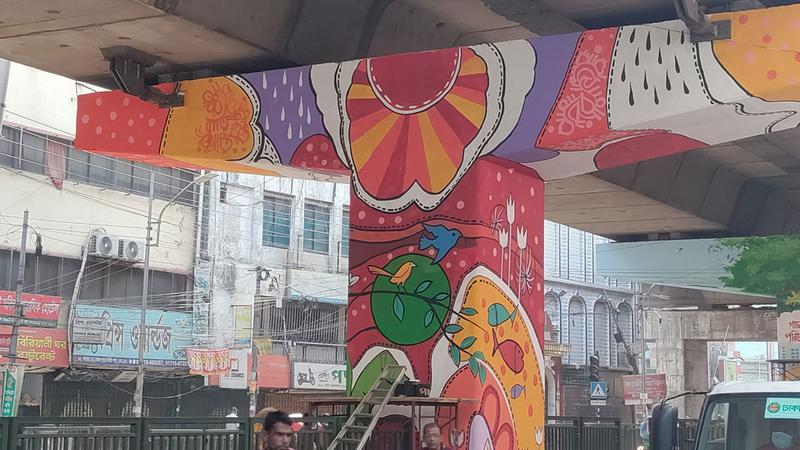 ফ্লাইওভারের পিলারে দৃষ্টিনন্দন গ্রাফিতি আঁকছে ডিএনসিসি