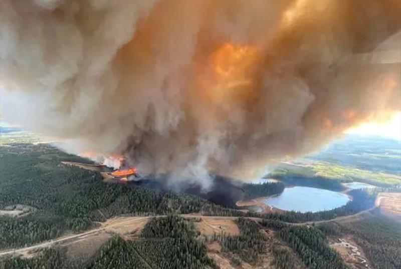 কানাডায় ভয়াবহ দাবানল; জরুরি অবস্থা ঘোষণা