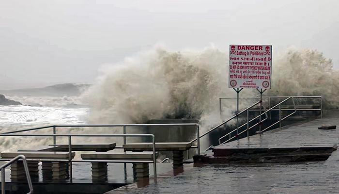 প্রবল শক্তিতে গুজরাটে আঘাত হেনেছে ঘূর্ণিঝড় ‘বিপর্যয়’