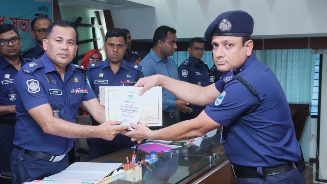 ঢাকা জেলার পুলিশ সুপারের কাছ থেকে পুরস্কৃত হলে এস আই মোখলেছুর রহমান