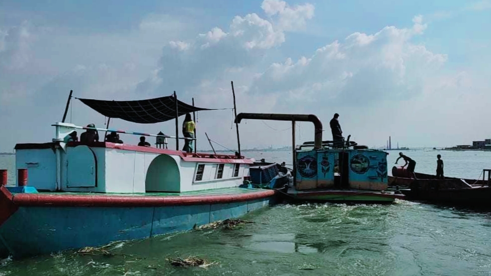 মেঘনা নদীতে অবৈধ ড্রেজিংয়ে বালি উত্তোলনের অভিযোগ