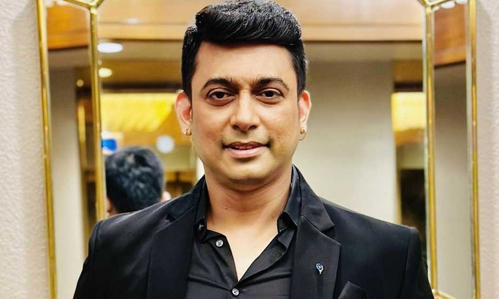 হেলিকপ্টারে চড়ে গিয়ে সেলুন উদ্বোধন করলেন জায়েদ খান