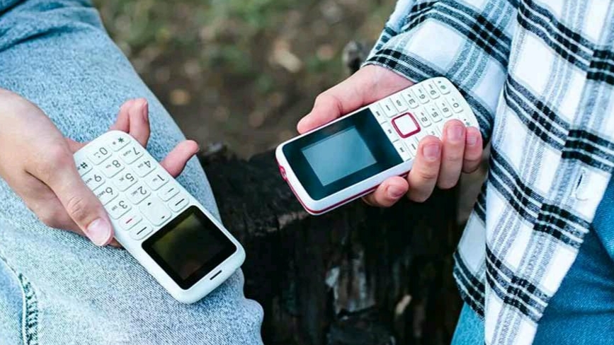 প্রাপ্তবয়স্করা ঝুঁকছেন ‘ডাম্বফোন’-এর দিকে!