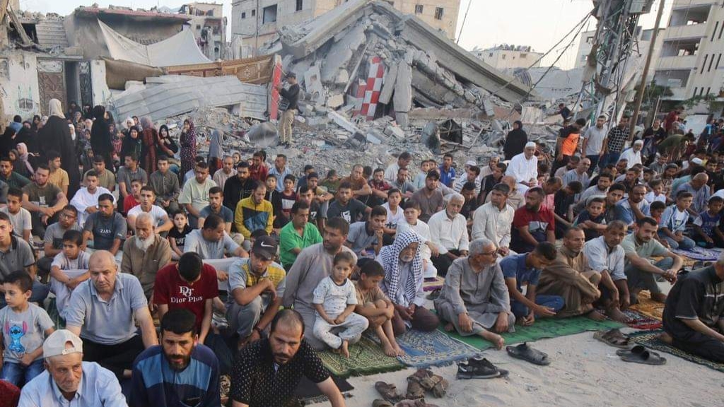 ধ্বংসস্তূপের মধ্যেই ঈদের নামাজের জন্য সমবেত হয়েছেন